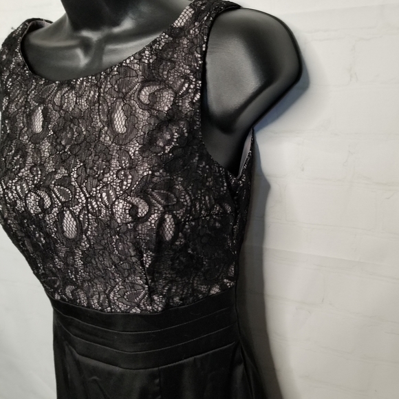 STUNNING Moschino midi dress with lace top. - Picture 4 of 10